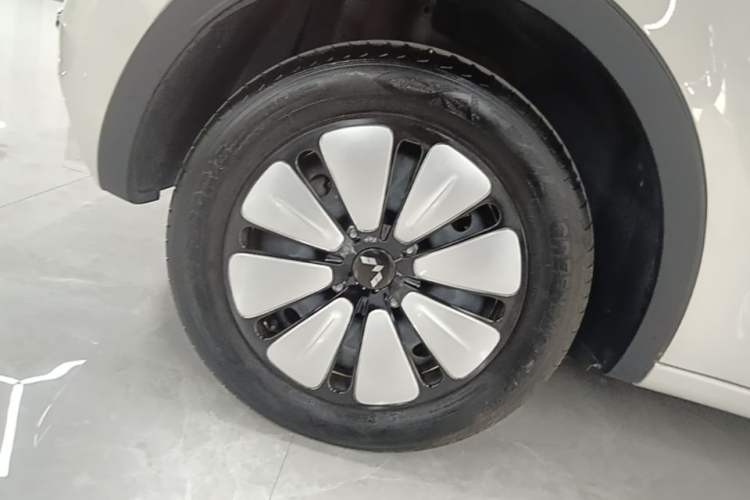 Used Wuling Bingo 2023 333 km Lingxi Connected+ Version Right Rear Wheel Hub
