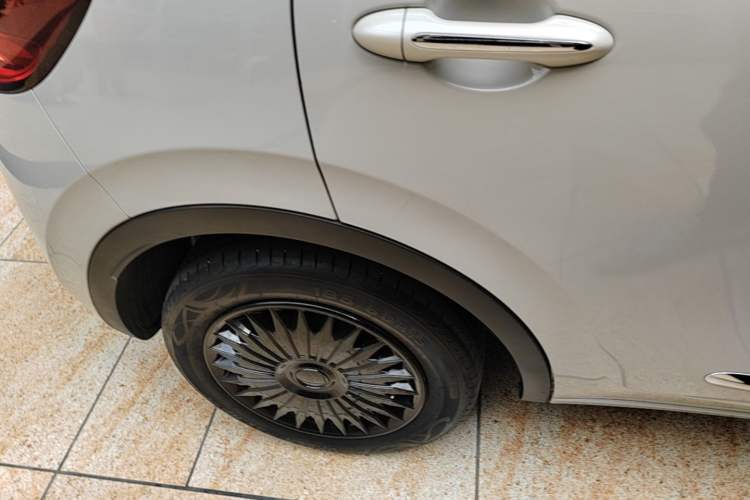 Used Wuling Bingo 2023 333 km Lingxi Connected Version Right Rear Wheel Hub