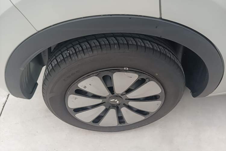 Used Wuling Bingo 2023 333 km Lingxi Connected Version Right Rear Wheel Hub