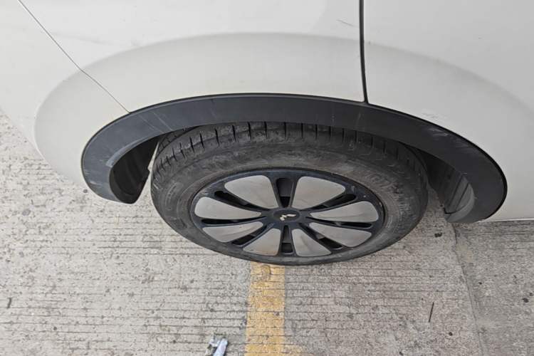Used Wuling Bingo 2023 333 km Lingxi Connected Version Right Rear Wheel Hub