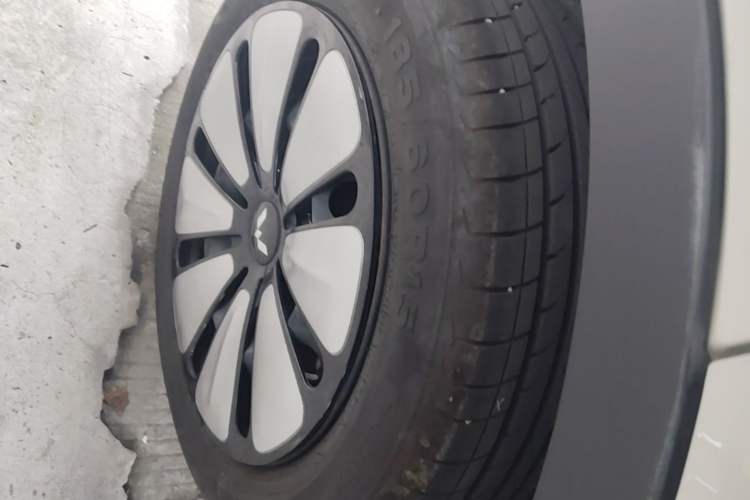 Used Wuling Bingo 2023 410 km Lingxi Deluxe Edition Right Rear Wheel Hub