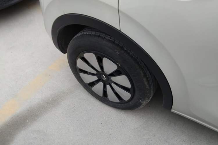 Used Wuling Bingo 2023 410 km Lingxi Deluxe Edition Right Rear Wheel Hub