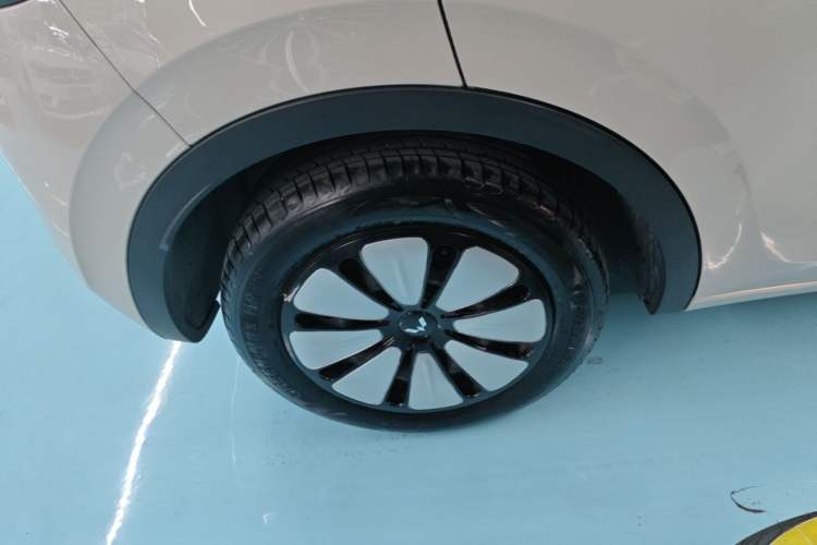 Used Wuling Bingo 2023 333 km Lingxi Connected Version Right Rear Wheel Hub