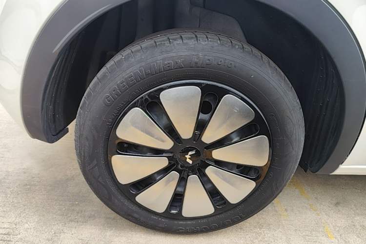 Used Wuling Bingo 2023 410 km Lingxi Deluxe Edition Right Rear Wheel Hub
