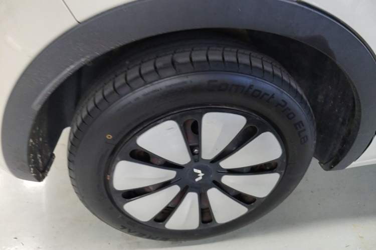 Used Wuling Bingo 2023 333 km Lingxi Connected Version Right Rear Wheel Hub