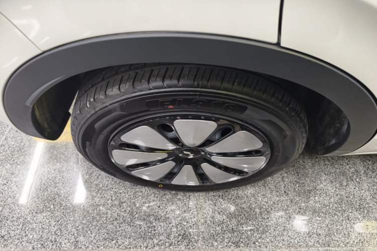 Used Wuling Bingo 2023 410 km Lingxi Deluxe Edition Right Rear Wheel Hub