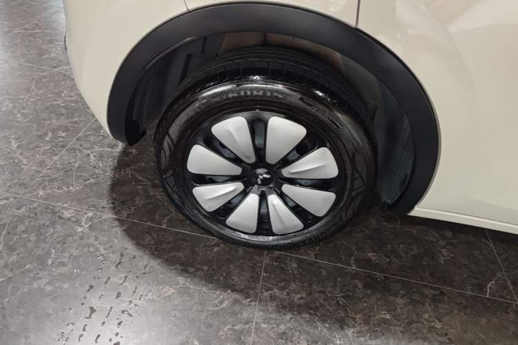 Used Wuling Bingo 2023 410 km Lingxi Deluxe Edition Right Rear Wheel Hub