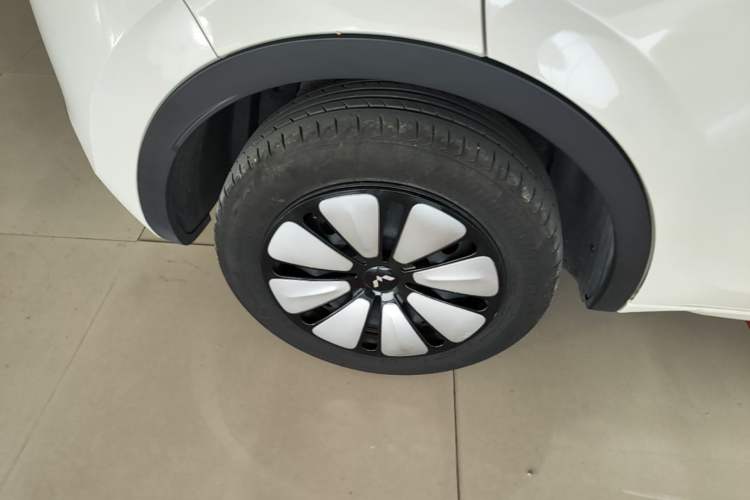 Used Wuling Bingo 2023 333 km Lingxi Connected Version Right Rear Wheel Hub