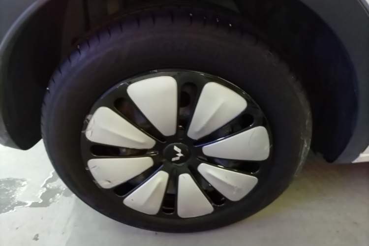 Used Wuling Bingo 2023 333 km Lingxi Connected Version Right Rear Wheel Hub