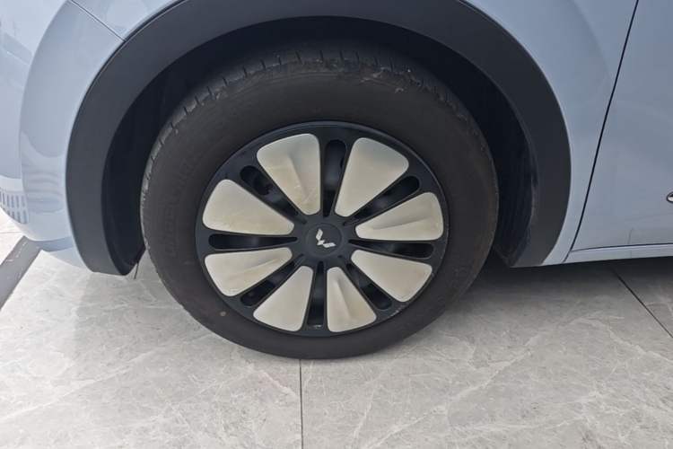 Used Wuling Bingo 2024 333 km Lingxi Connected Version Left Front Wheel Hub