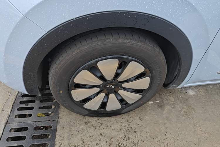 Used Wuling Bingo 2024 333 km Lingxi Connected Version Left Front Wheel Hub