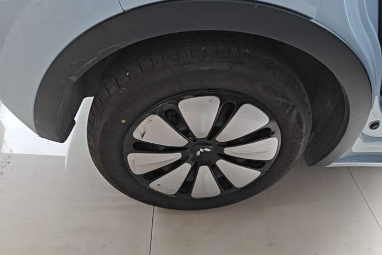 Used Wuling Bingo 2024 333 km Lingxi Connected Version Right Rear Wheel Hub