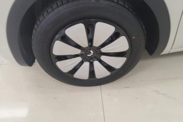 Used Wuling Bingo 2024 333 km Lingxi Connected Version Left Front Wheel Hub