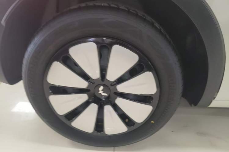Used Wuling Bingo 2024 333 km Lingxi Connected Version Right Rear Wheel Hub