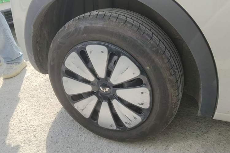Used Wuling Bingo 2024 333 km Lingxi Connected Version Right Rear Wheel Hub