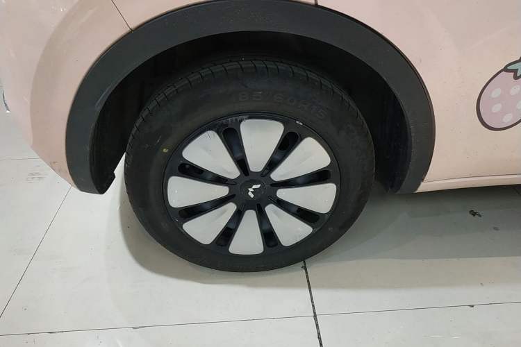 Used Wuling Bingo 2024 333 km Lingxi Connected Version Right Rear Wheel Hub