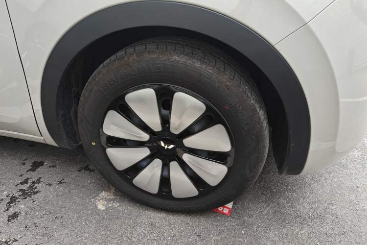 Used Wuling Bingo 2024 333 km Lingxi Connected Version Right Front Wheel Hub