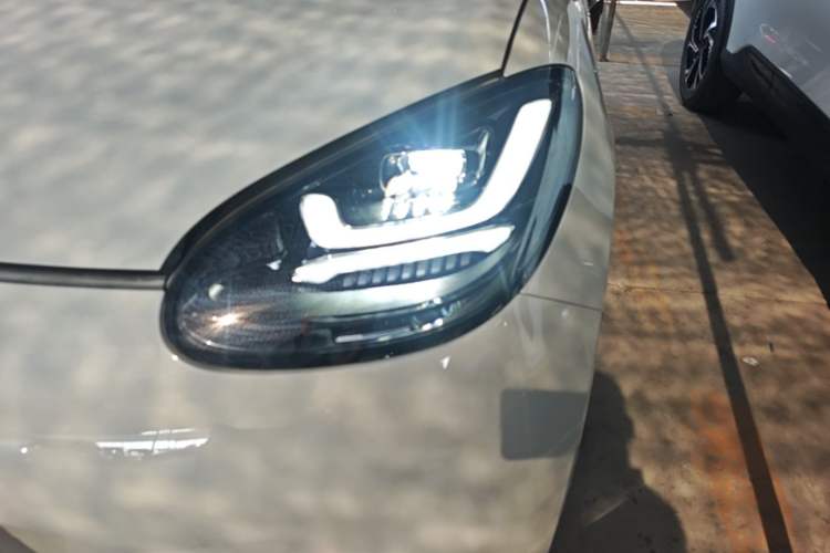 Used Wuling Bingo 2024 333 km Lingxi Connected Version Left Front Headlight
