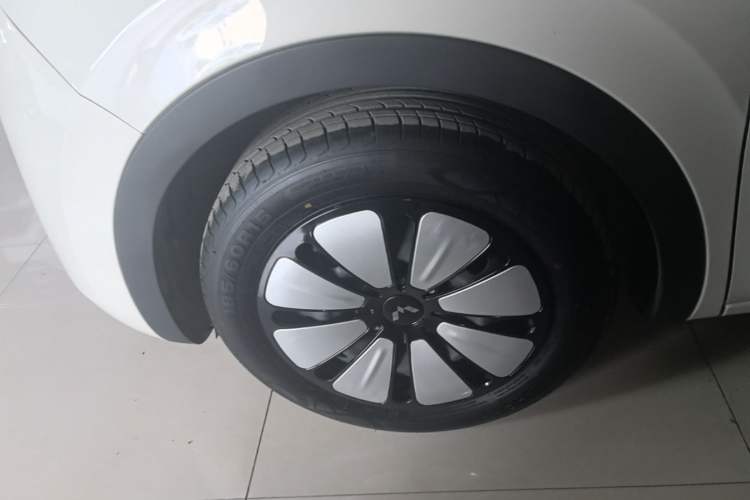 Used Wuling Bingo 2024 333 km Lingxi Connected Version Left Front Wheel Hub
