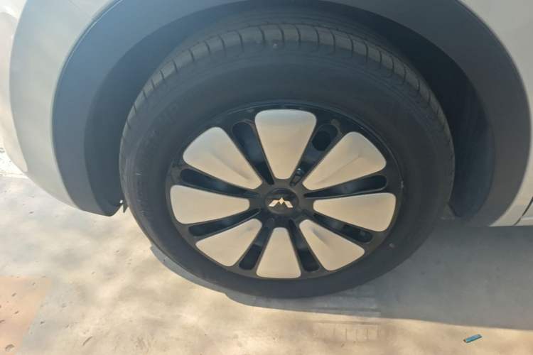 Used Wuling Bingo 2024 333 km Lingxi Connected Version Left Front Wheel Hub