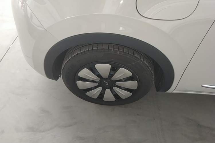 Used Wuling Bingo 2024 333 km Lingxi Connected Version Left Front Wheel Hub