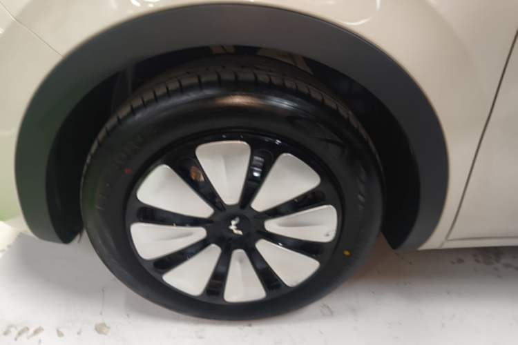 Used Wuling Bingo 2024 333 km Enjoyment Version Left Front Wheel Hub