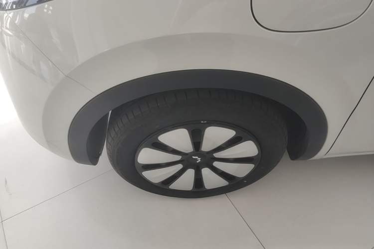 Used Wuling Bingo 2024 333 km Lingxi Connected Version Left Front Wheel Hub