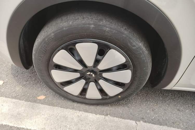 Used Wuling Bingo 2024 333 km Lingxi Connected Version Left Front Wheel Hub