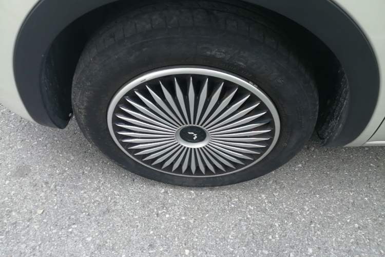 Used Wuling Bingo 2024 333 km Lingxi Connected Version Left Front Wheel Hub
