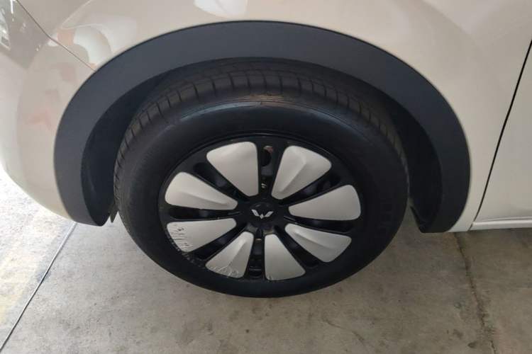 Used Wuling Bingo 2024 333 km Lingxi Connected Version Left Front Wheel Hub