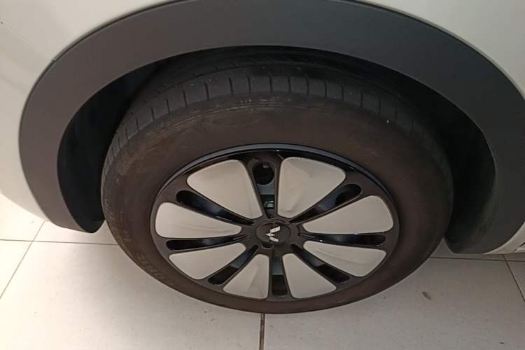 Used Wuling Bingo 2024 333 km Lingxi Connected Version Left Front Wheel Hub