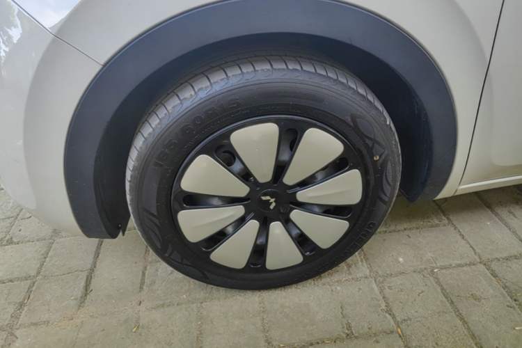 Used Wuling Bingo 2024 333 km Lingxi Connected Version Left Front Wheel Hub