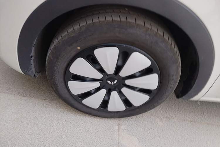 Used Wuling Bingo 2024 333 km Lingxi Connected Version Left Front Wheel Hub