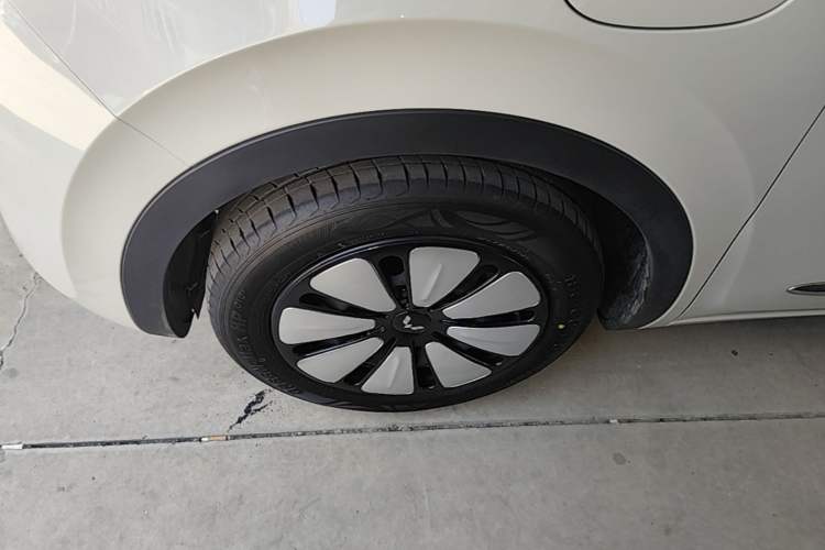 Used Wuling Bingo 2024 333 km Lingxi Connected Version Left Front Wheel Hub
