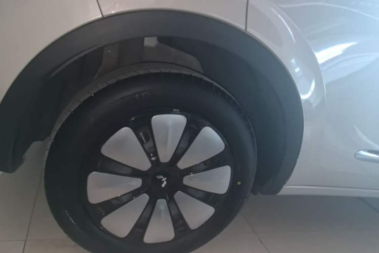 Used Wuling Bingo 2024 333 km Lingxi Connected Version Right Rear Wheel Hub