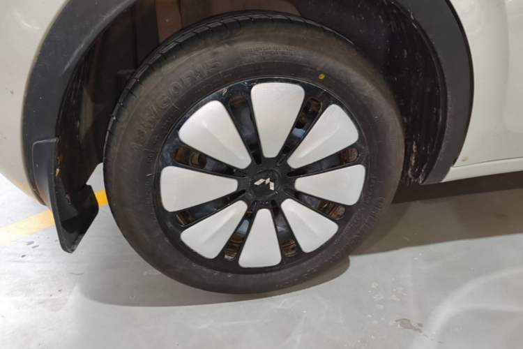 Used Wuling Bingo 2024 333 km Lingxi Connected Version Right Rear Wheel Hub