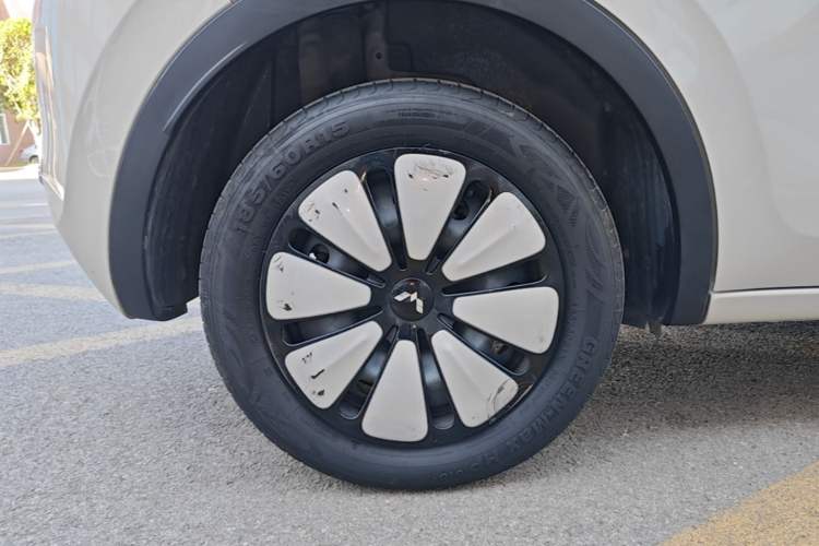 Used Wuling Bingo 2024 333 km Lingxi Connected Version Right Rear Wheel Hub