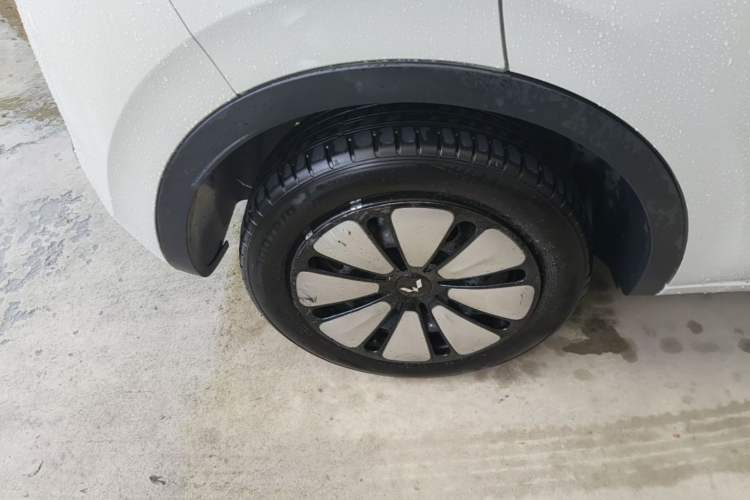 Used Wuling Bingo 2024 333 km Lingxi Connected Version Right Rear Wheel Hub