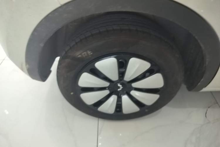 Used Wuling Bingo 2024 333 km Lingxi Connected Version Right Rear Wheel Hub