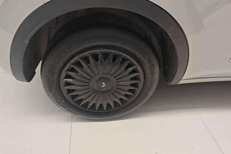 Used Wuling Bingo 2024 333 km Lingxi Connected Version Right Rear Wheel Hub