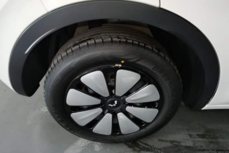 Used Wuling Bingo 2024 333 km Lingxi Connected Version Right Rear Wheel Hub