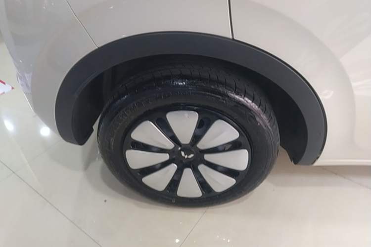 Used Wuling Bingo 2024 333 km Lingxi Connected Version Right Rear Wheel Hub