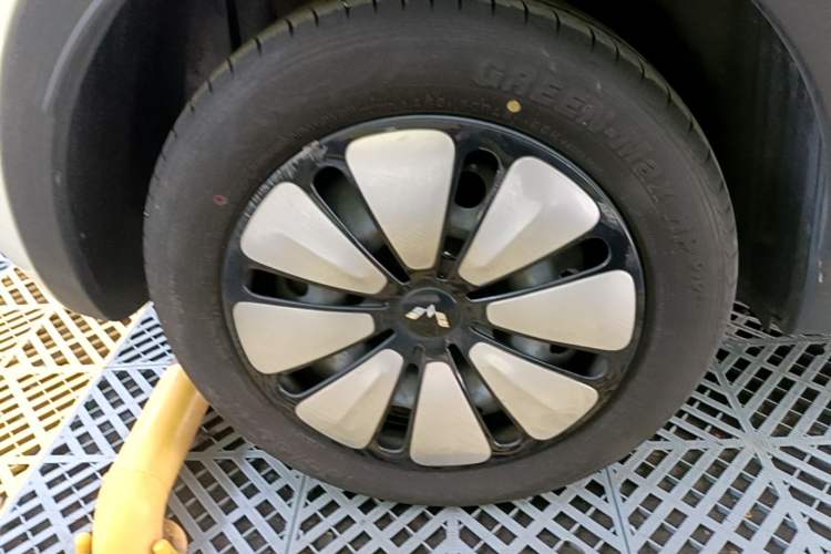 Used Wuling Bingo 2024 333 km Lingxi Connected Version Right Rear Wheel Hub