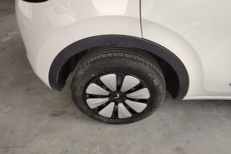 Used Wuling Bingo 2024 333 km Lingxi Connected Version Right Rear Wheel Hub