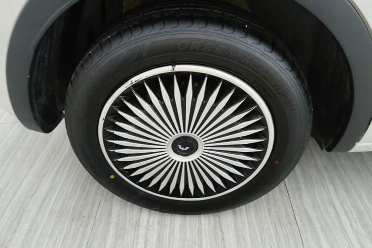Used Wuling Bingo 2024 333 km Lingxi Connected Version Right Rear Wheel Hub
