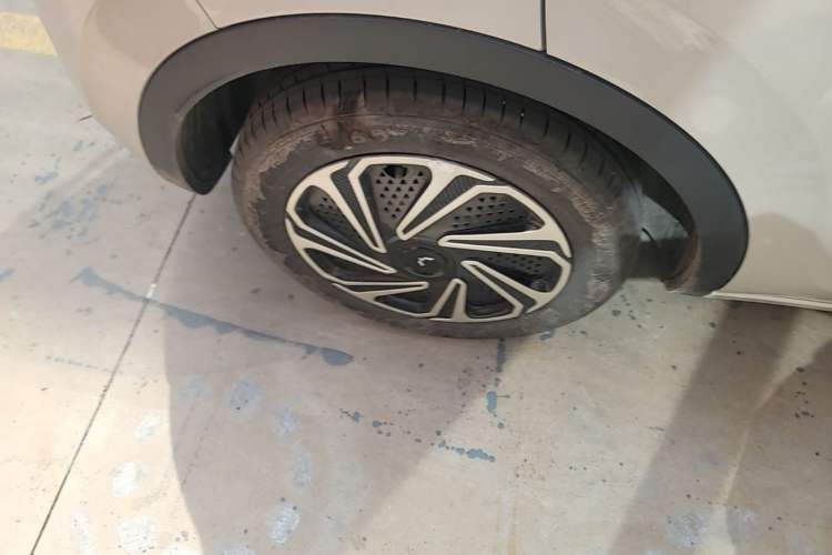 Used Wuling Bingo 2024 333 km Lingxi Connected Version Right Rear Wheel Hub