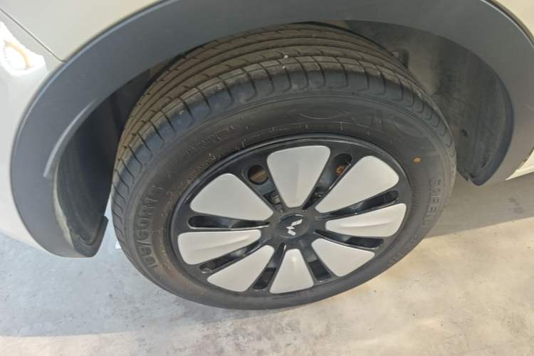 Used Wuling Bingo 2024 333 km Lingxi Connected Version Right Rear Wheel Hub