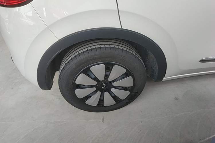 Used Wuling Bingo 2024 333 km Lingxi Connected Version Right Rear Wheel Hub