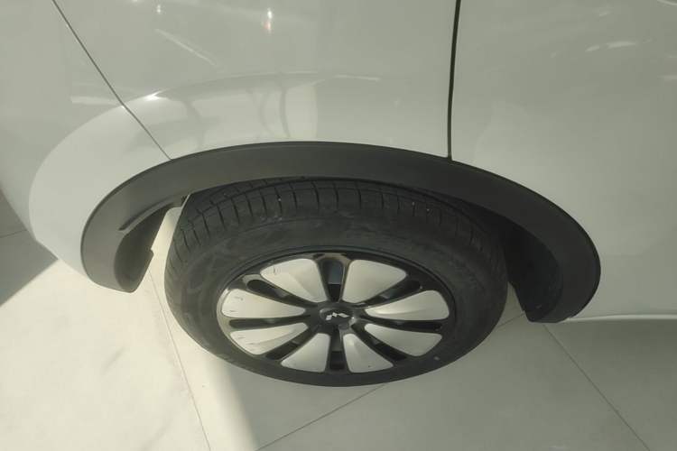 Used Wuling Bingo 2024 333 km Lingxi Connected Version Right Rear Wheel Hub