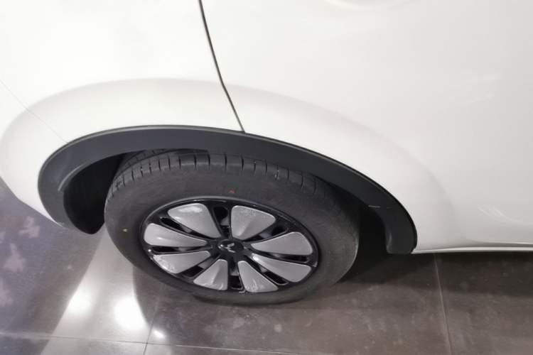 Used Wuling Bingo 2024 333 km Lingxi Connected Version Right Rear Wheel Hub